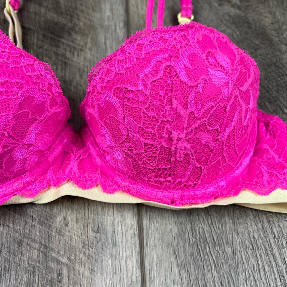 32B VS Pink Lace Date Bra - Picture 3 of 11